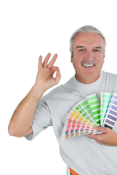 Człowiek biorąc farby próbki karty — Zdjęcie stockowe