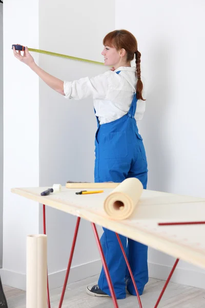 Жіночий декоратор вимірювальна стіна — стокове фото