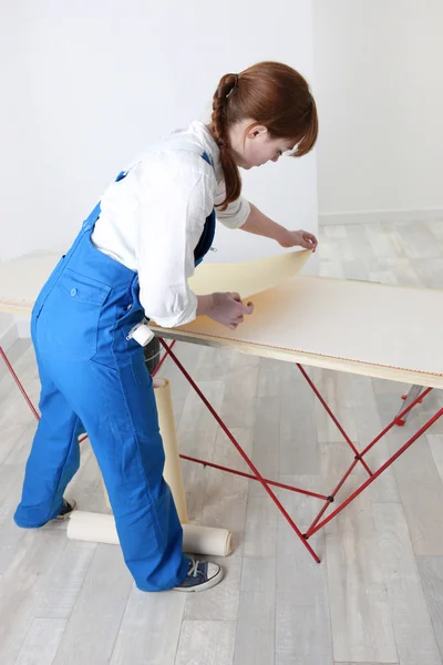 Woman preparing to wallpaper — Stock Photo, Image