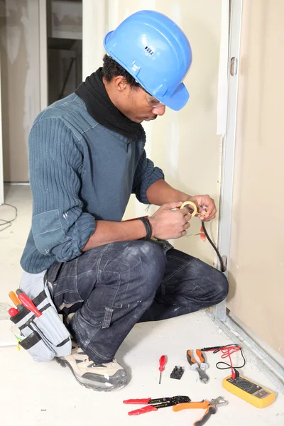 Eletricista gravando um fio — Fotografia de Stock