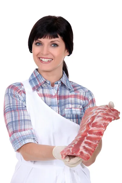Um açougueiro exibindo um corte de carne — Fotografia de Stock