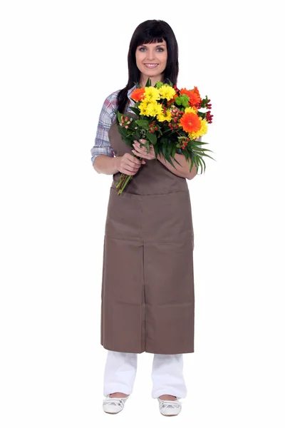 Florist håller en bukett — Stockfoto