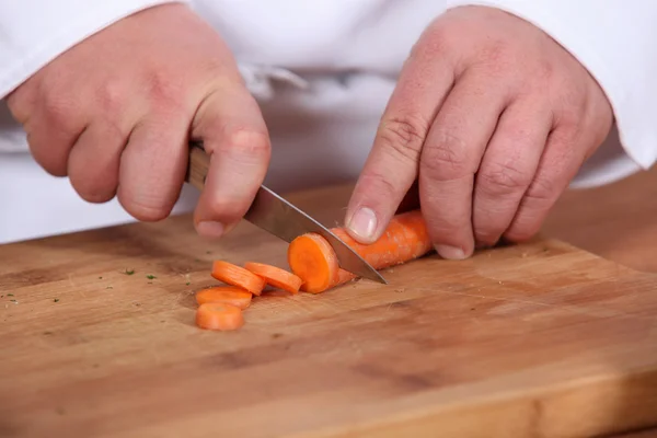 Cocinar cortando zanahorias — Foto de Stock