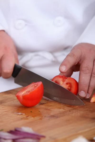 Koch schneidet Tomaten — Stockfoto