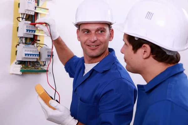 Inspectores de segurança eléctrica que verificam a caixa de fusíveis central — Fotografia de Stock