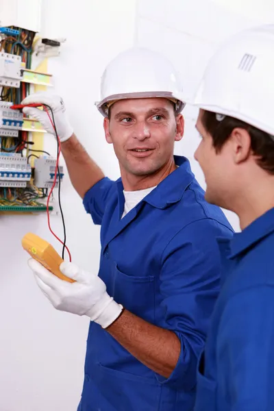 Two electricians testing fuse box — Stock Photo, Image