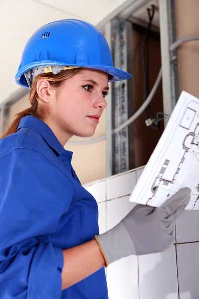 Electricista femenina con diagrama — Foto de Stock