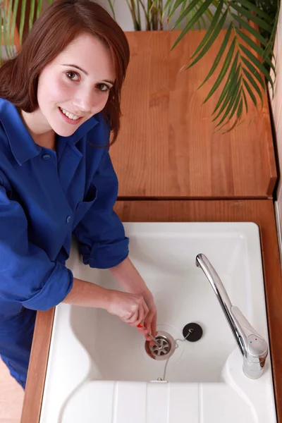 Kobieta hydraulik instalacja umywalki — Zdjęcie stockowe