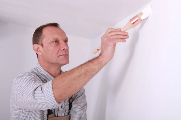 Uomo ridipingere pareti domestiche — Foto Stock
