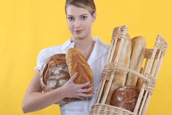 Baker displaying her bread — Stock Photo, Image