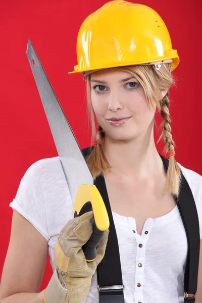 安全帽和手锯的女人 — 图库照片