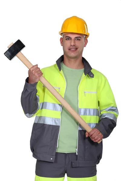 Construtor segurando martelo de trenó — Fotografia de Stock
