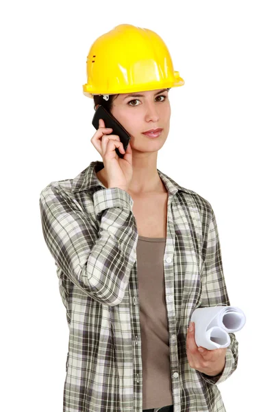 Tradeswoman usando telefone móvel — Fotografia de Stock