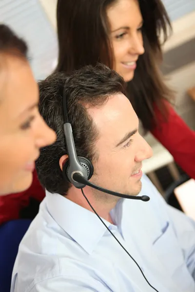 Telefon operatör i office — Stockfoto