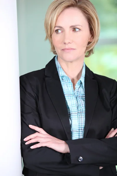 Executivo feminino com braços dobrados — Fotografia de Stock