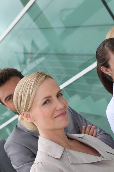 Kopfschuss intelligente glückliche Arbeiter vor Bürogebäude — Stockfoto