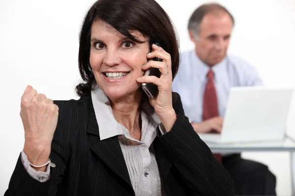 İş kadını telefonda konuşuyor ve çok iyi haberler alıyor. — Stok fotoğraf
