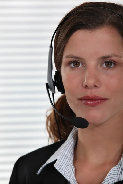 Close-up de mulher usando fones de ouvido — Fotografia de Stock