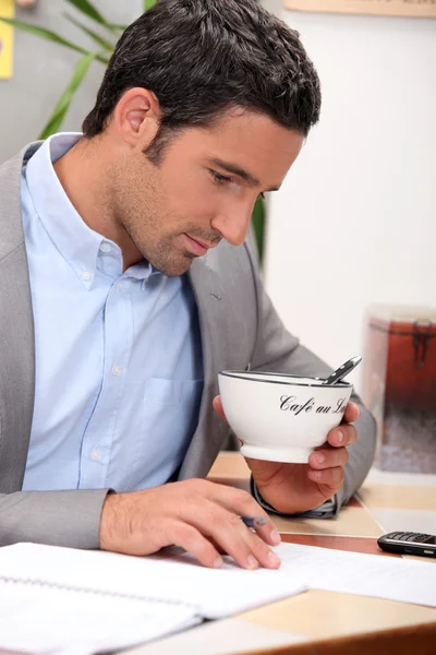 Ember dolgozik, és egy csésze tartó — Stock Fotó