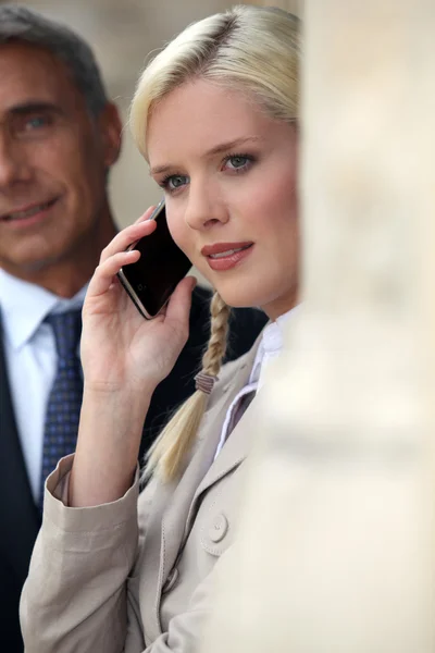 Mujer joven pensativa en el teléfono — Foto de Stock