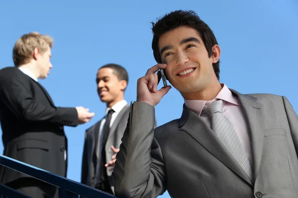 Junior biznesmen w telefonie na zewnątrz — Zdjęcie stockowe