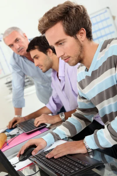 Unga män med hjälp av datorer — Stockfoto