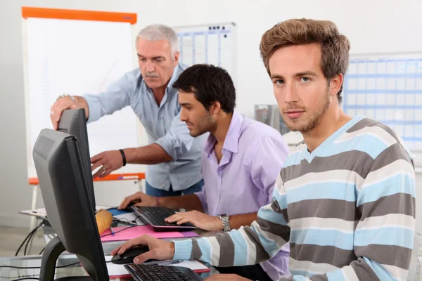 Mannen die werken op computers — Stockfoto