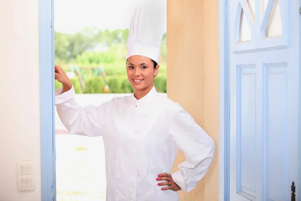 Chef-kok permanent in deuropening — Stockfoto
