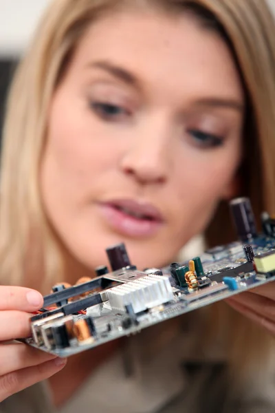 Woman fixing a motherboard — Stock Photo, Image