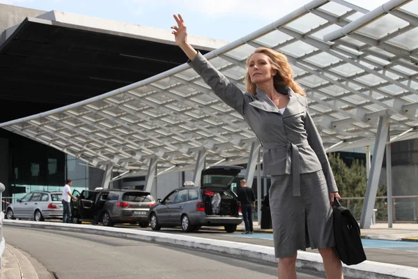 Mujer de negocios saludando taxi —  Fotos de Stock