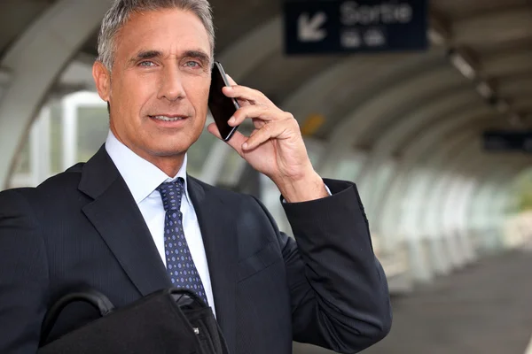Businessman waiting for a train on the platform — Stock Photo, Image