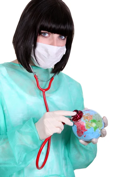 Bruneta sestra s stetoskop na zeměkouli — Stock fotografie