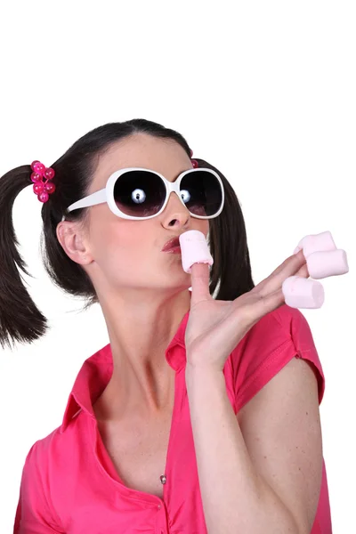 Rolig kvinna med marshmallows på fingertopparna — Stockfoto