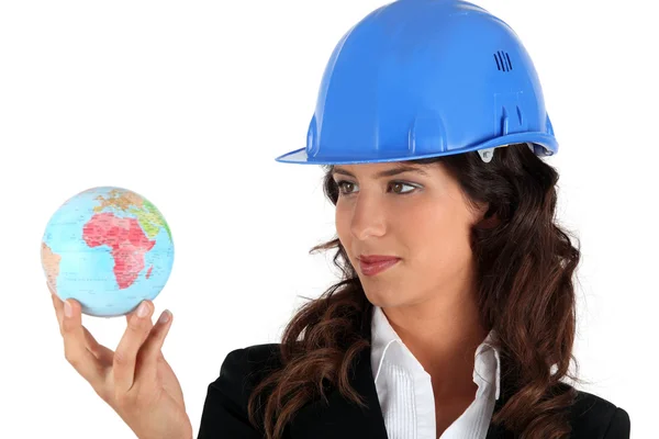 Zakenvrouw houden een globe — Stockfoto