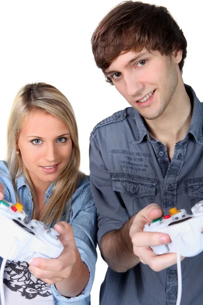 Adolescentes com controladores de console de jogos — Fotografia de Stock