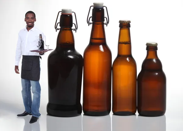 Garson bira şişeleri ile — Stok fotoğraf