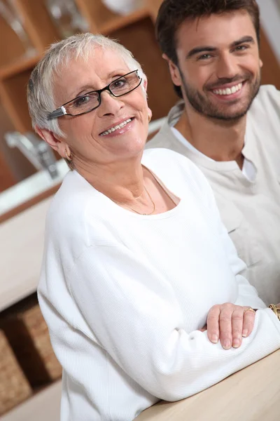 Ung man med äldre kvinna — Stockfoto