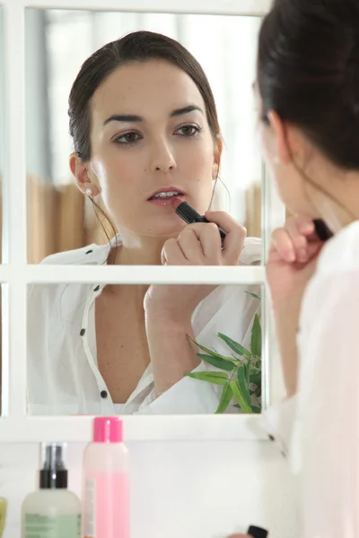 Mulher aplicando maquiagem — Fotografia de Stock
