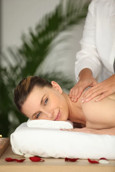Femme bénéficiant d'un massage du dos — Photo