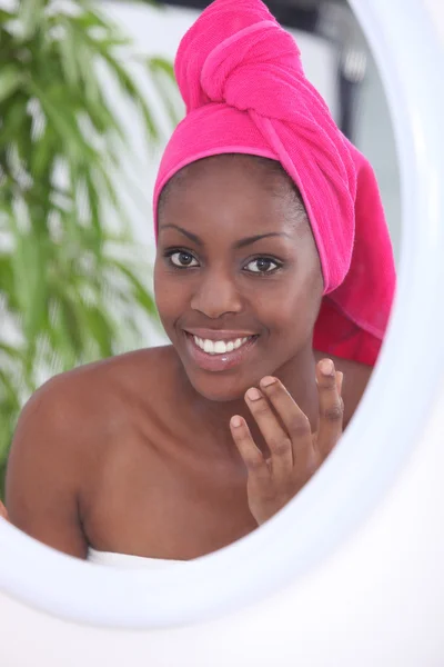 Vrouw in badkamer met handdoek op hoofd — Stockfoto