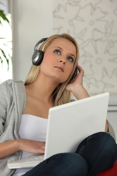 Bir genç kadın müzik dinleme — Stok fotoğraf