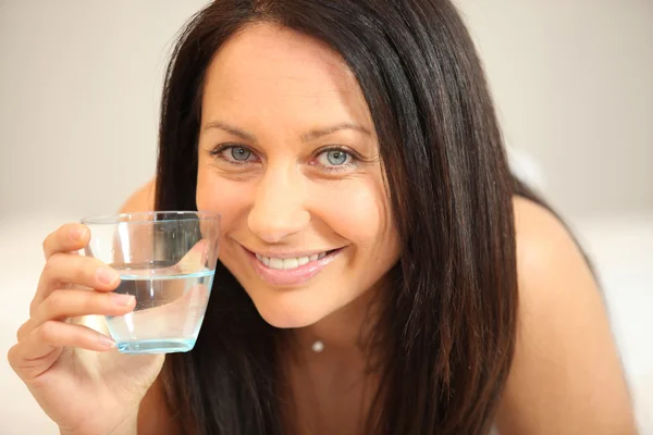 Een vrouw die water drinkt — Stockfoto