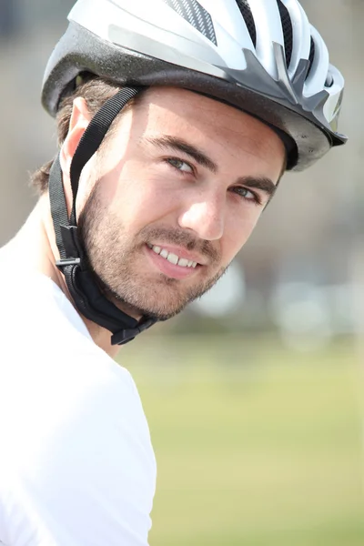 Retrato de homem com capacete de bicicleta — Fotografia de Stock