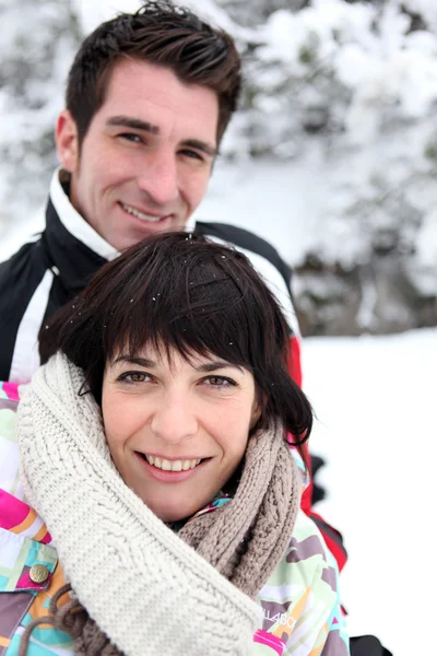 雪の中を夫婦で歩く — ストック写真