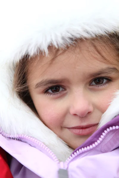 Klein meisje gekleed met warme kleren — Stockfoto