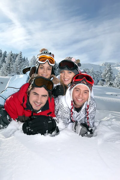 Grupo de amigos en unas vacaciones de esquí juntos — Foto de Stock