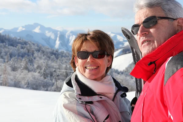 Paar im Skiurlaub — Stockfoto