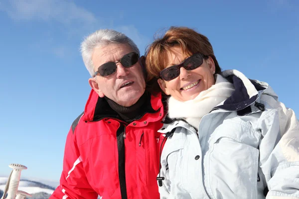 Äldre par på skidsemester — Stockfoto
