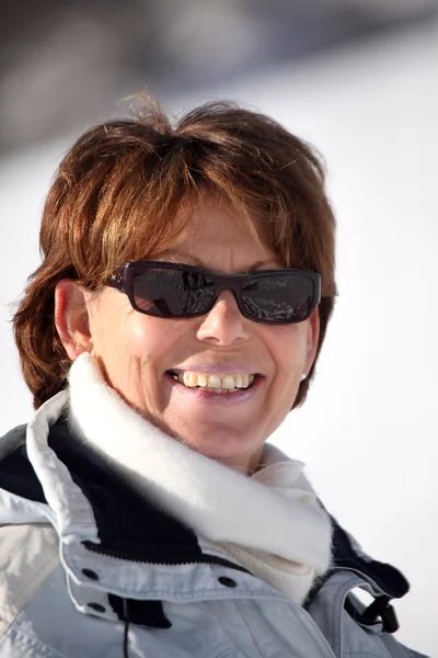 Donna matura in occhiali da sole su una pista da sci — Foto Stock