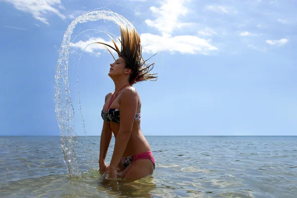 Ung kvinna bada i havet — Stockfoto